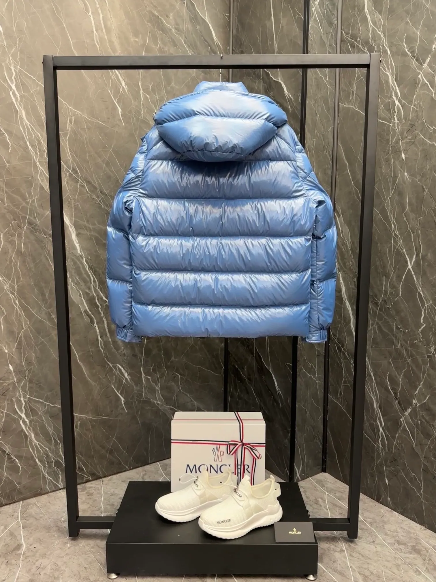 ⬆️Moncler Maya 70 . . Moncler 70 ， 。 ， ， Moncler Maya 70 。 ， 。 Antoni Tudisco 。 Moncler Maya 70 Moncler 70 ， ， 。 Classic ， 、 。 Classic 70 。 • • • • • ， • • • •Moncler Maya 70 Size: 1-5 . Cream White Pink Blue Gray Black D 9890065750